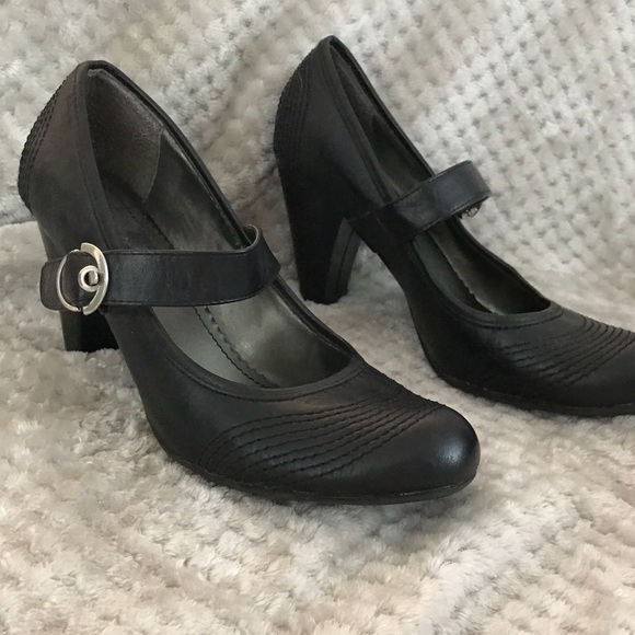 wide low heel shoes